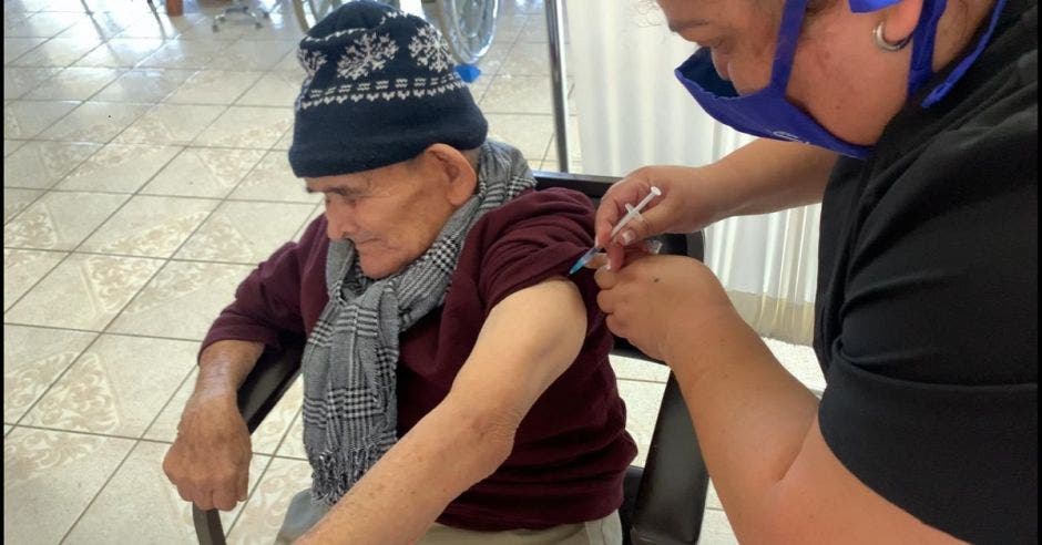 Chepito recibiendo la vacuna contra Covid-19