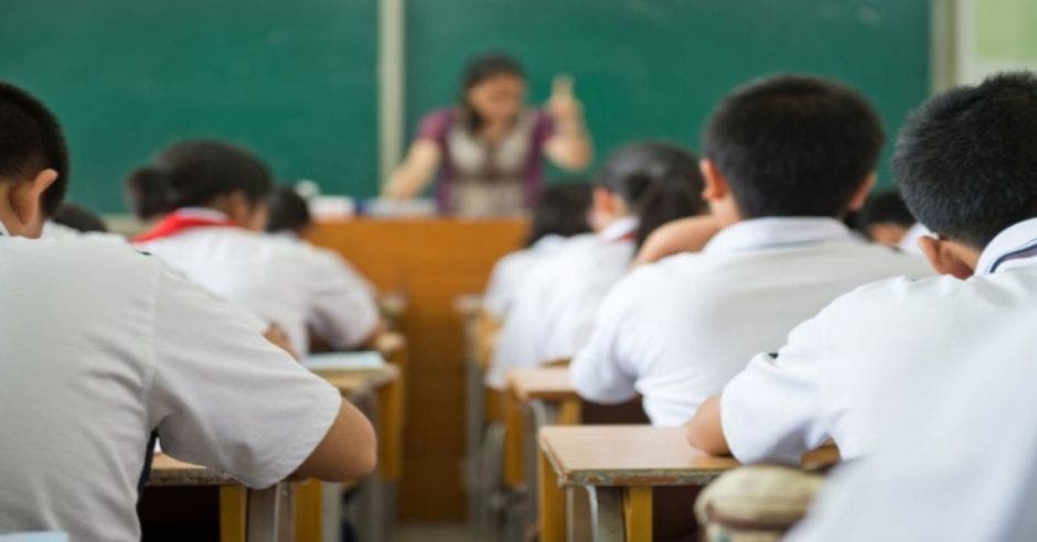 Niños recibiendo clases en escuela