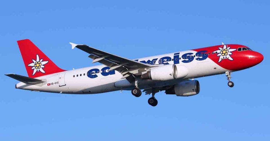 Avión Edelweiss Air Airbus A320, blanco con rojo