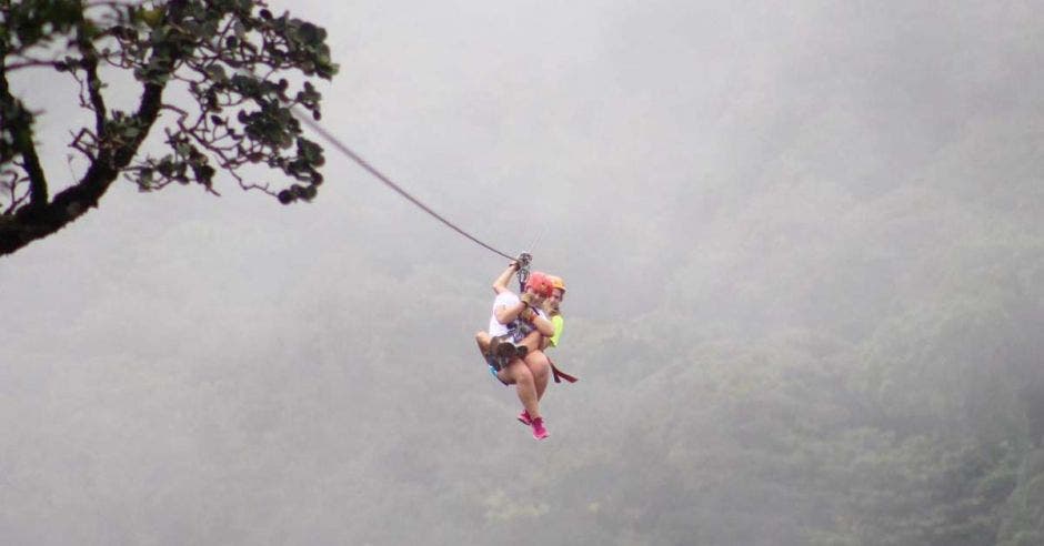 una pareja lanzándose en canopy