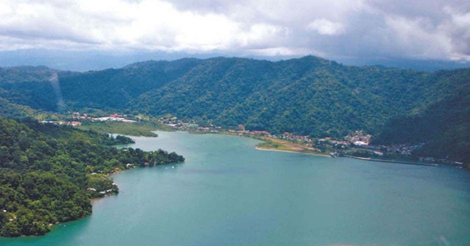 un gran lago azul en medio de montañas verdes