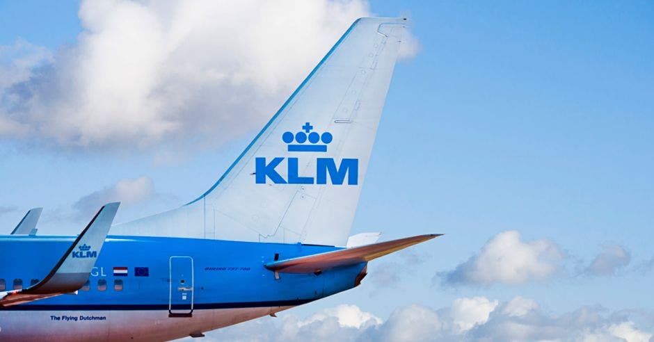 Un avión celeste con la cola blanca. En la cola dice KLM con letras celestes.