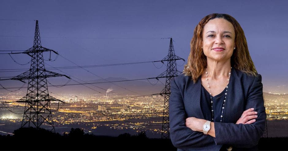 Una mujer mayor sobre un fondo de antenas