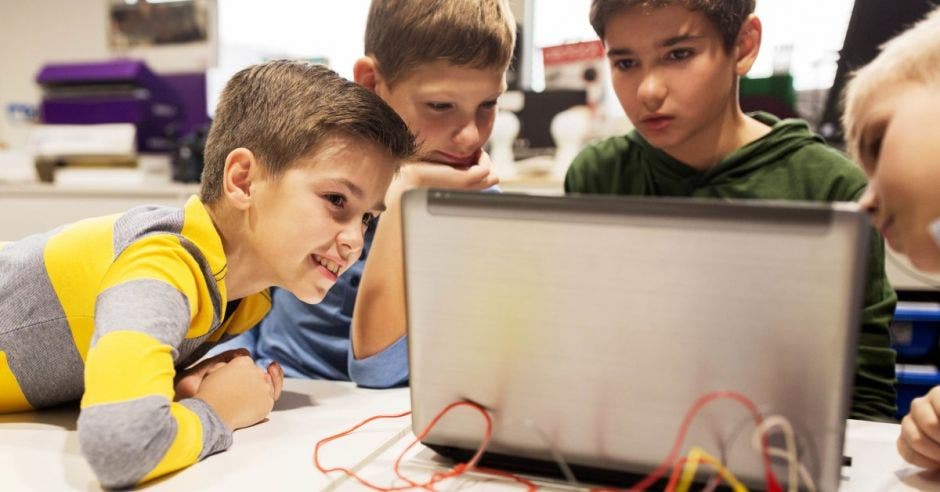 Niños con computadora