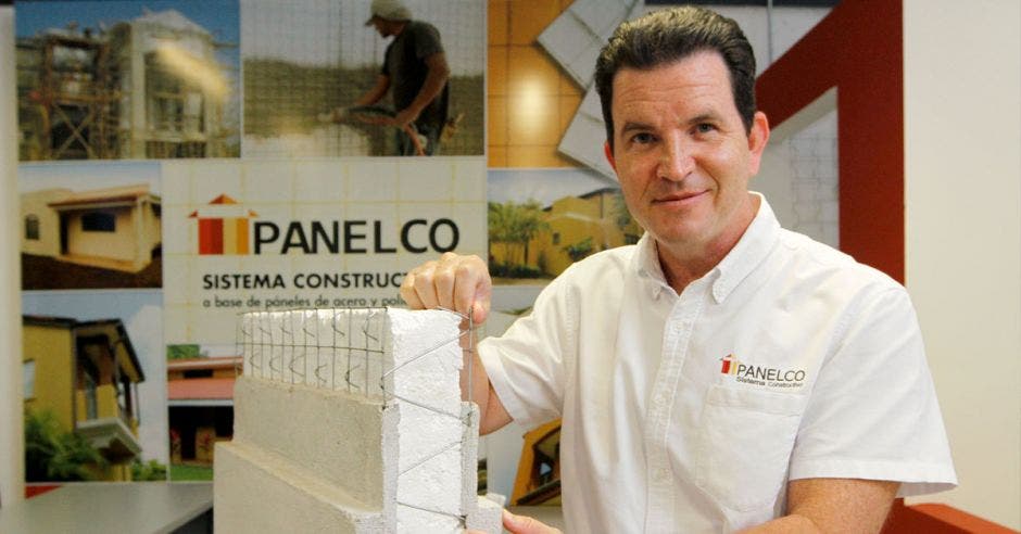 Foto de Diego Estrada Kopper, Director General de Panelco Construcciones S.A, co paneles de fondo