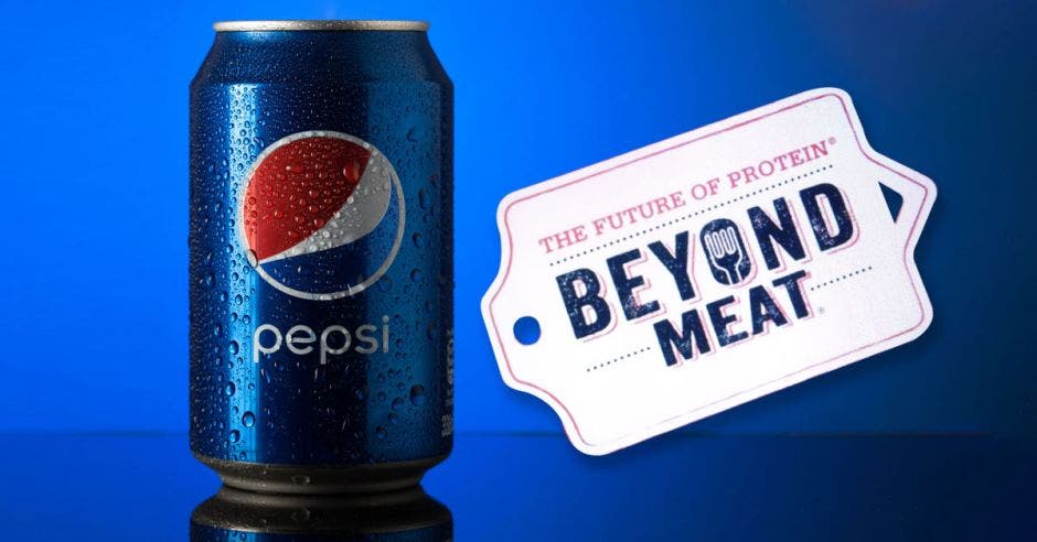 una lata de pepsi junto al logo de Beyond Meat