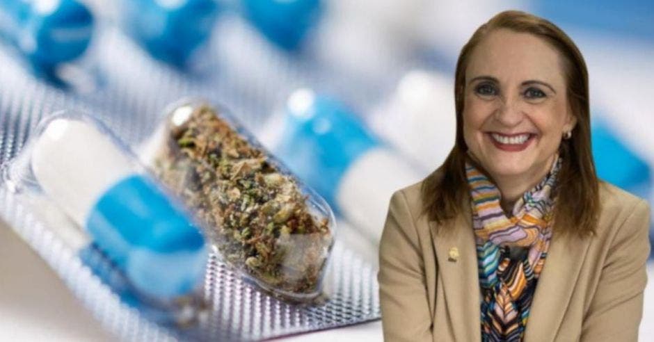 mujer con saco beige y mascada de colores, de fondo un empaque con marihuana medicinal