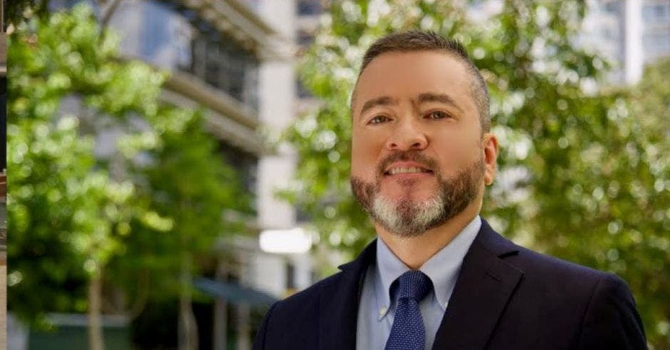 hombre de barba con saco azul oscuro y corbata azul