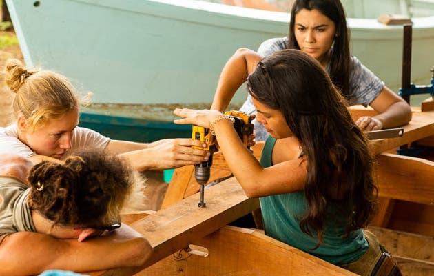 un grupo de mujeres martilla un barco