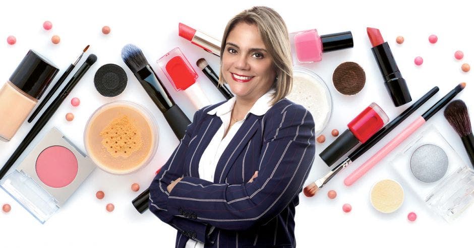 Mujer frente a cosméticos