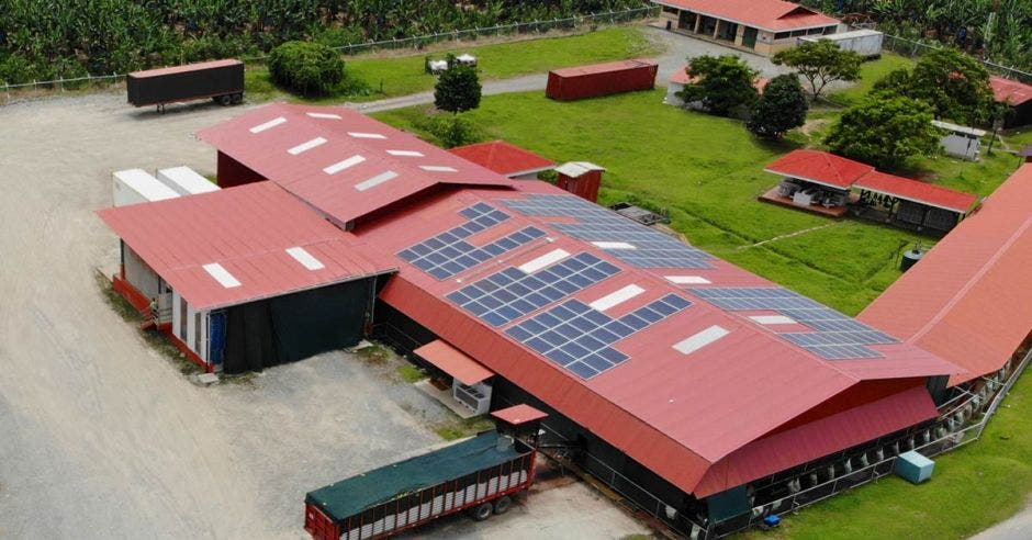 vista aérea de un conjunto de paneles solares sobre un techo color teja