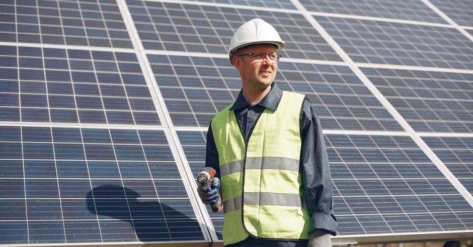 Ingeniero con casco blanco. Hombre cerca del panel solar