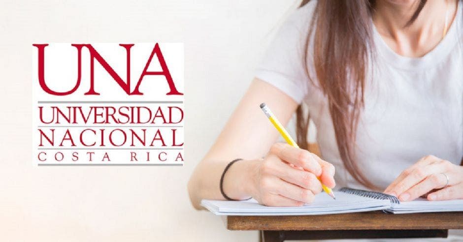 Una estudiante en un pupitre y el logo de la UNA