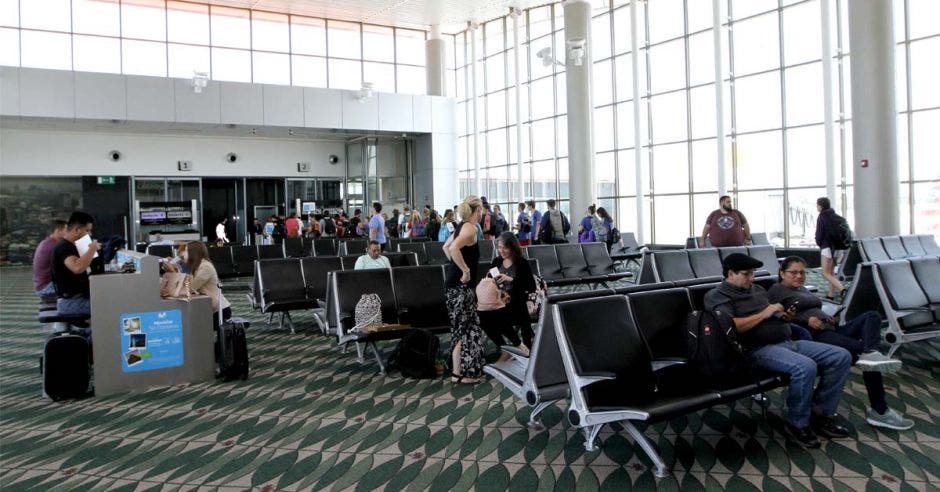 lobby con pasajeros esperando por su vuelo