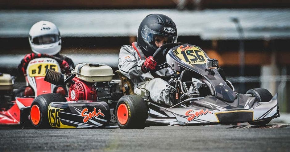 niños en karts