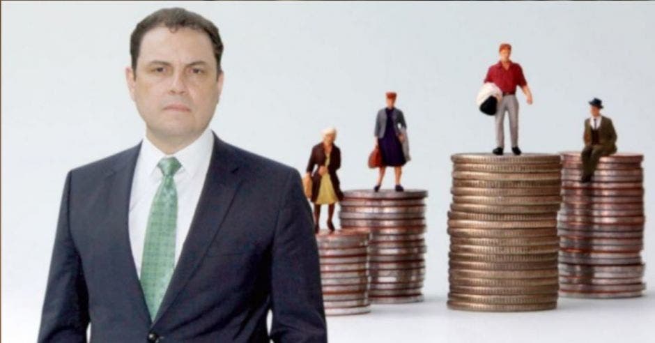 hombre con traje gris obscuro y corbata verde junto a torres de monedas de diferentes tamaños con figuras de adultos mayores encima