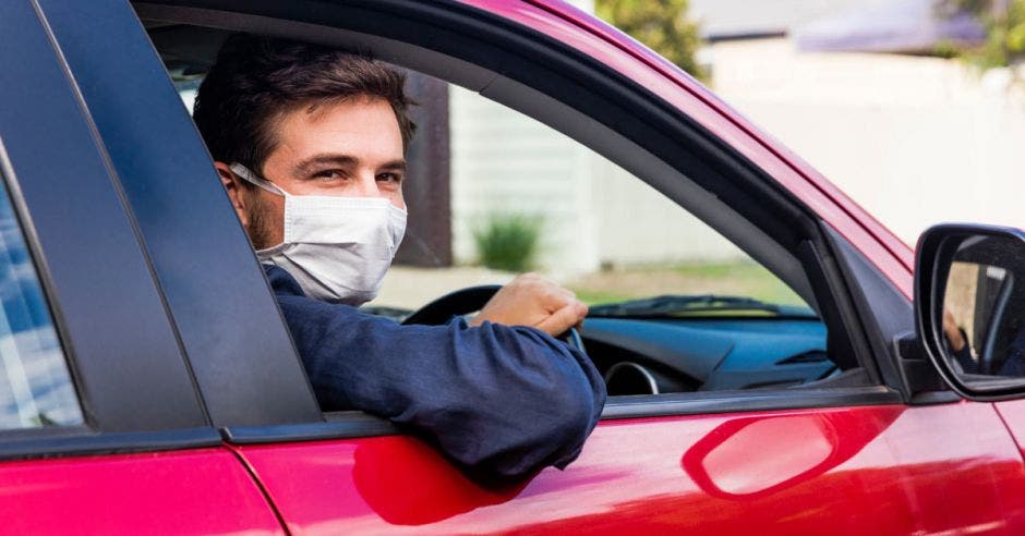 Taxista con mascarilla