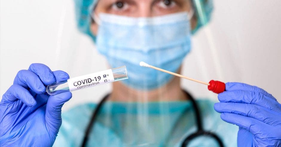 Una funcionaria de salud sosteniendo en sus manos una prueba de Covid-19