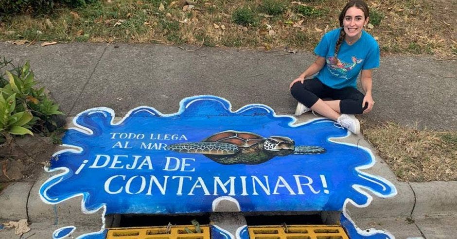 Daniela Macaya junto a una de sus pinturas.