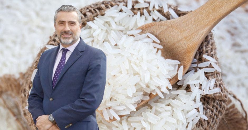 Un hombre de saco y corbata sobre un fondo de un saco de arroz