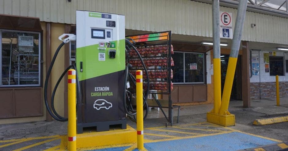 un cargador eléctrico en una estación de servicio