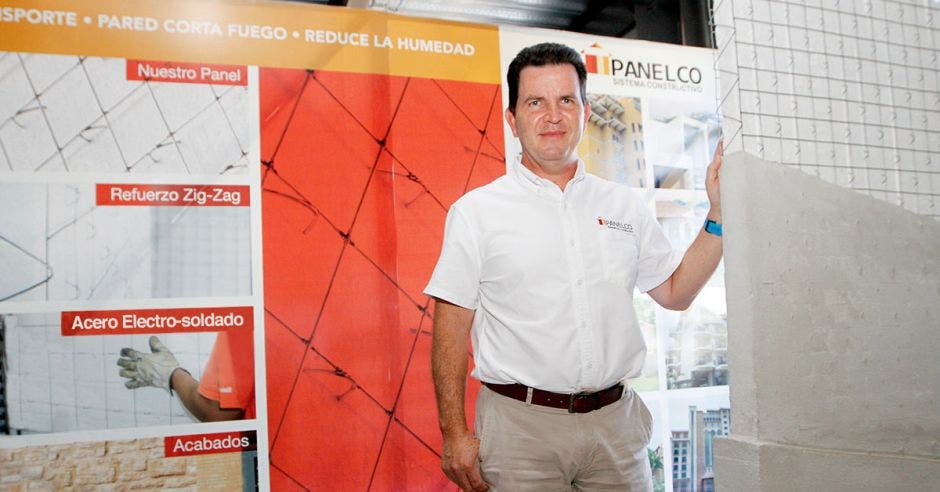 Diego Estrada, director general de Panelco mostrando las láminas de construcción que comercializa