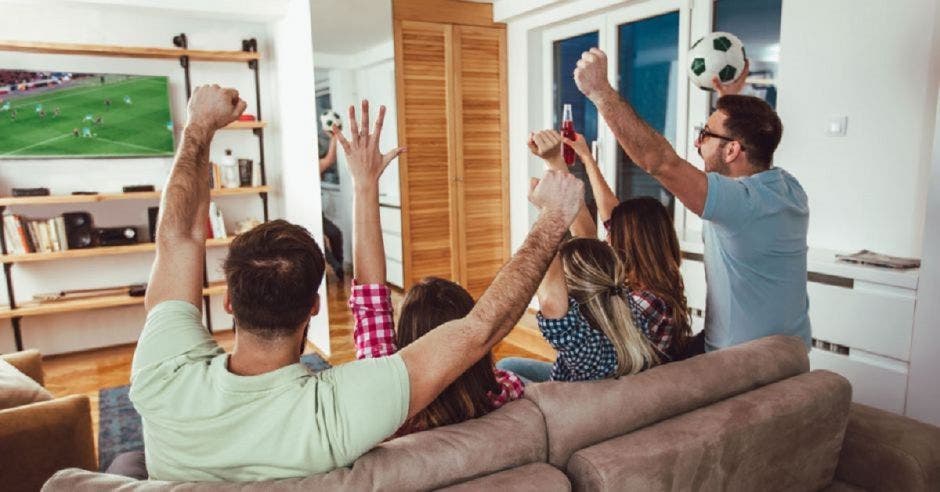 Personas en sillón viendo partido