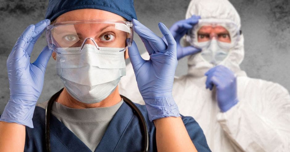 una enfermera y un doctor con lentes protección