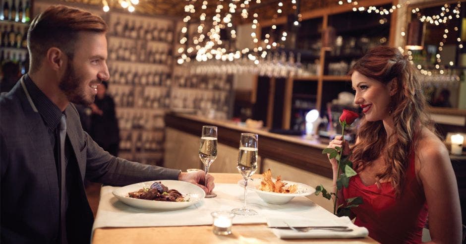 Pareja cenando