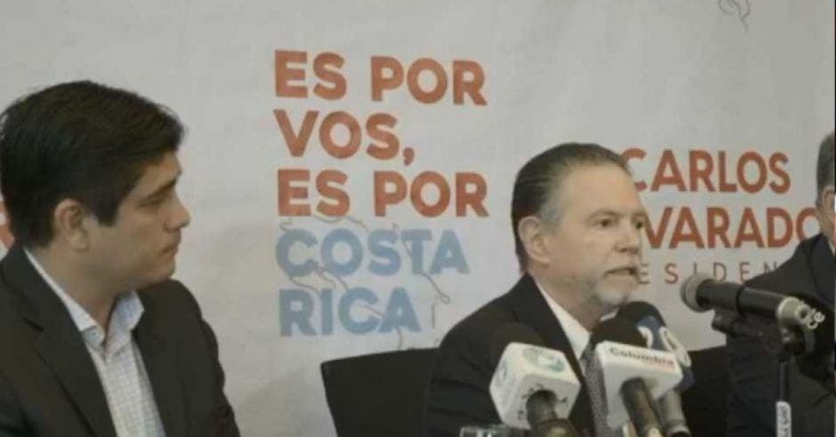 Carlos Alvarado y André Garnier en una conferencia de prensa