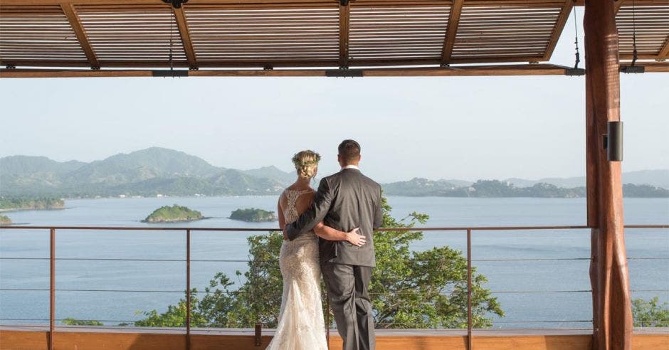 una pareja casándose con vista al mar