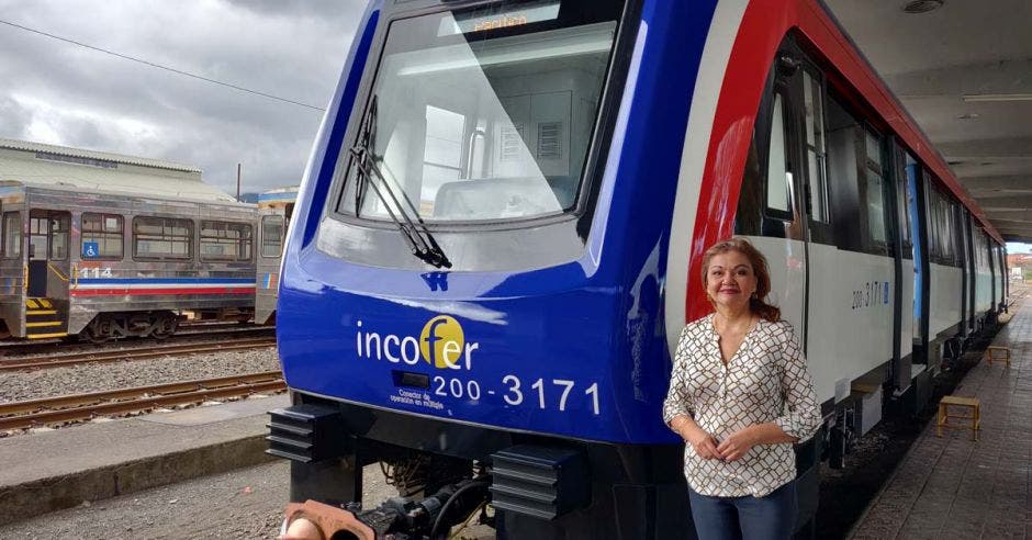 Elizabeth Briceño, jerarca de Incofer, con uno de los nuevos trenes de fondo