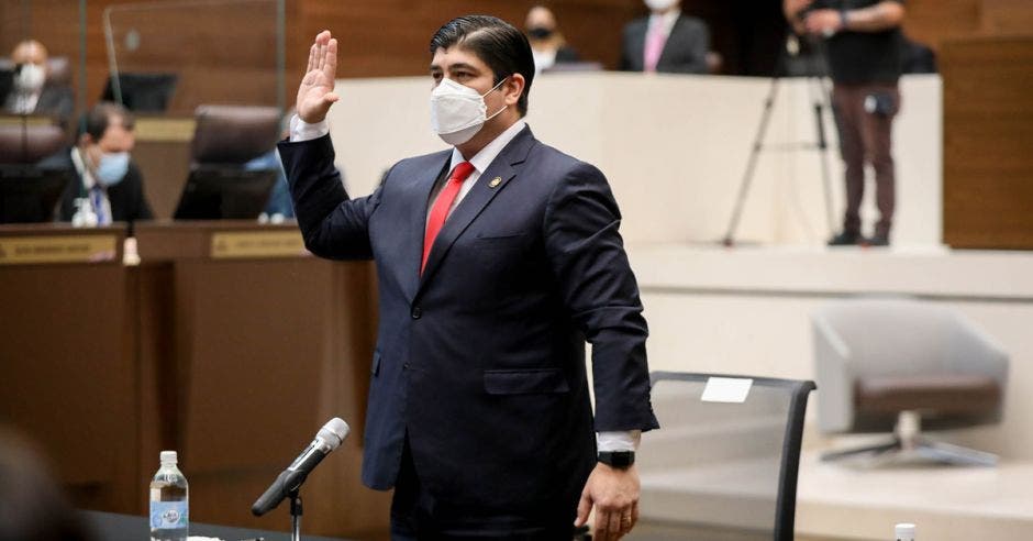 Carlos Alvarado compareciendo en la Asamblea con la mano derecha levantada