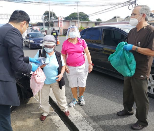 El embajador Tang Heng salió a las calles públicas para entregar mascarillas a quienes las necesitaban, al mismo tiempo les recordó la importancia del uso correcto. La donación se realizó a través de una campaña liderada por el Colegio de Médicos y Cirujanos, el Colegio de Periodistas y el Colegio de Abogados y Abogadas