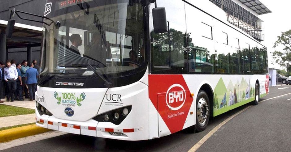 Bus 100% eléctrico, manufacturado por BYD, circula en la Universidad de Costa Rica