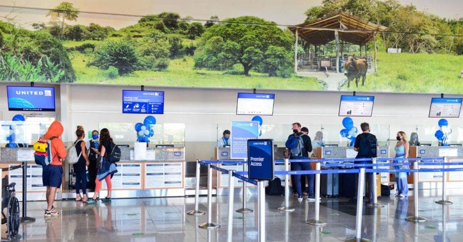 un grupo de gente en el lobby de un aeropuerto