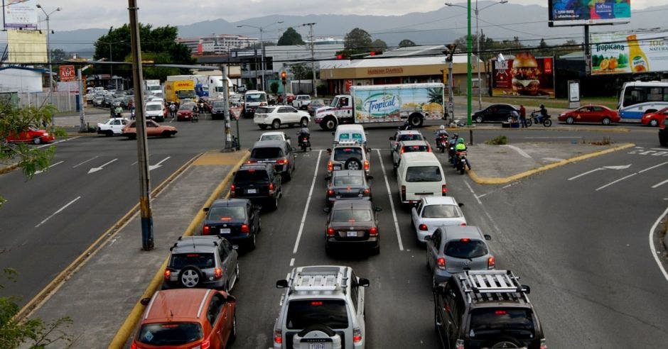 Autos en fila frente a semáforo