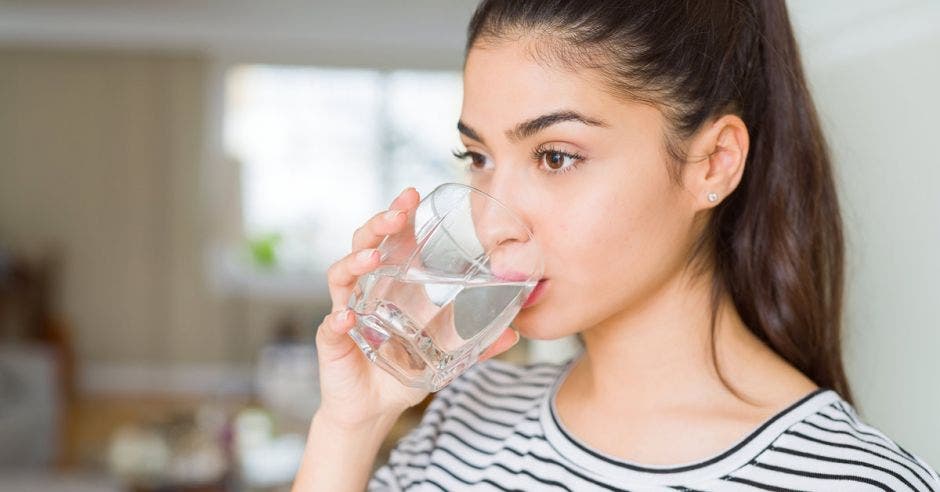 Joven tomando agua