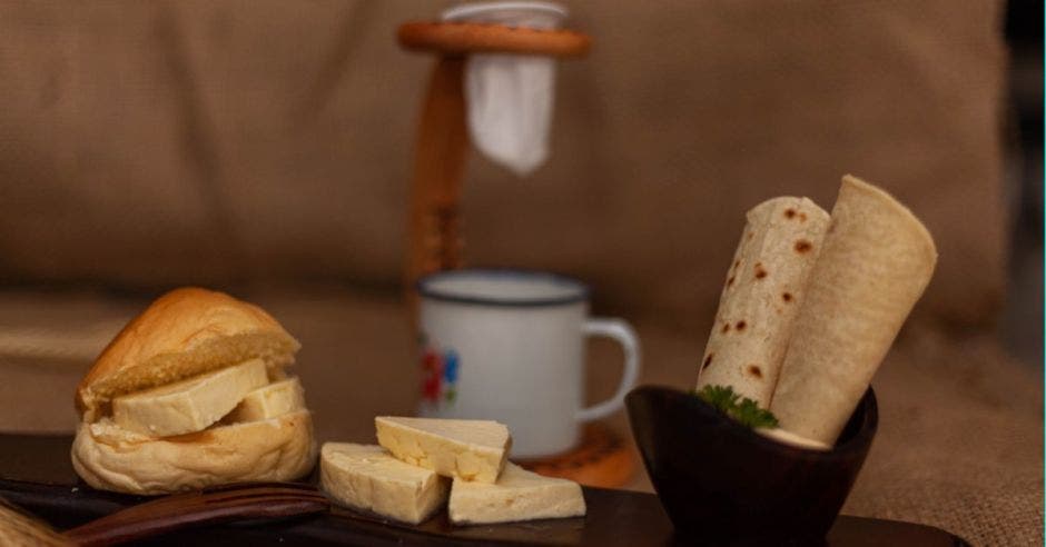 Mesa con queso y café