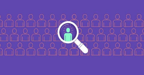 Unas personas y una lupa