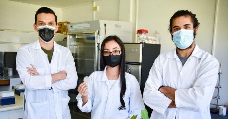 tres estudiantes con mascarilla