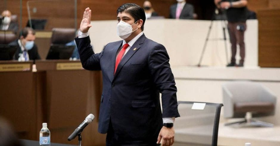 Carlos Alvarado compareciendo ante la Asamblea con la mano derecha levantada