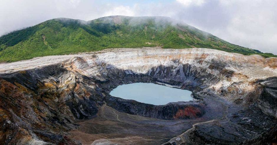 cráter de un volcán con lava color verde