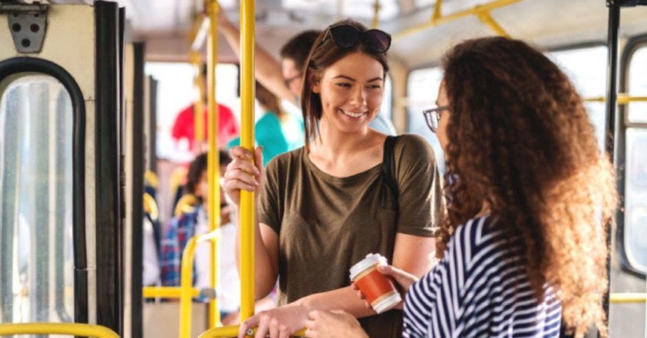 mujeres en transporte público