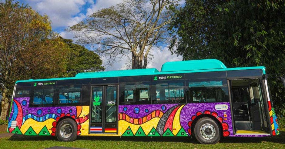 un bus colorido estacionado en una área verde