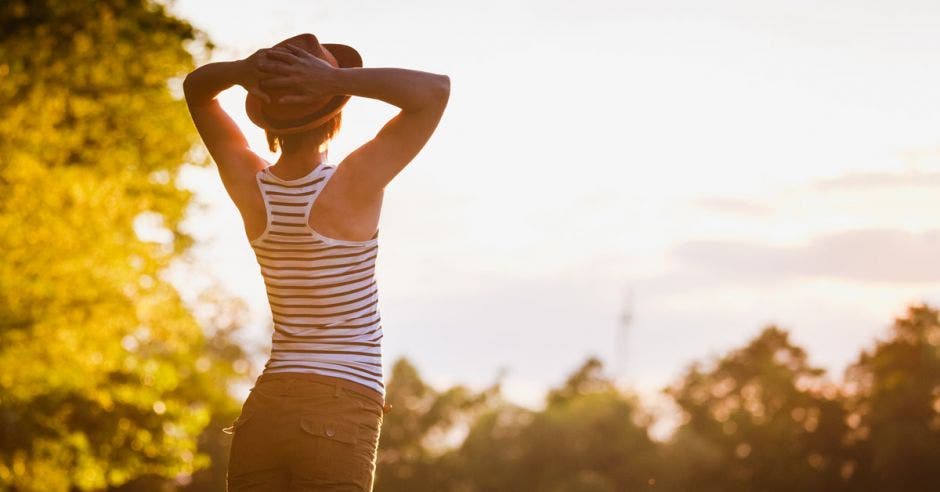 una mujer al aire libre. Concepto de bosque urbano.