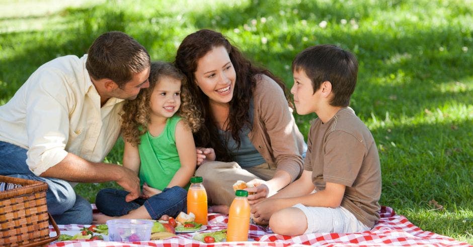 Una familia disfruta de un picnic al aire libre