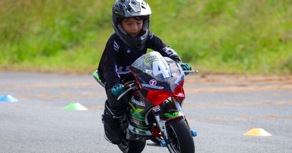 niño en moto