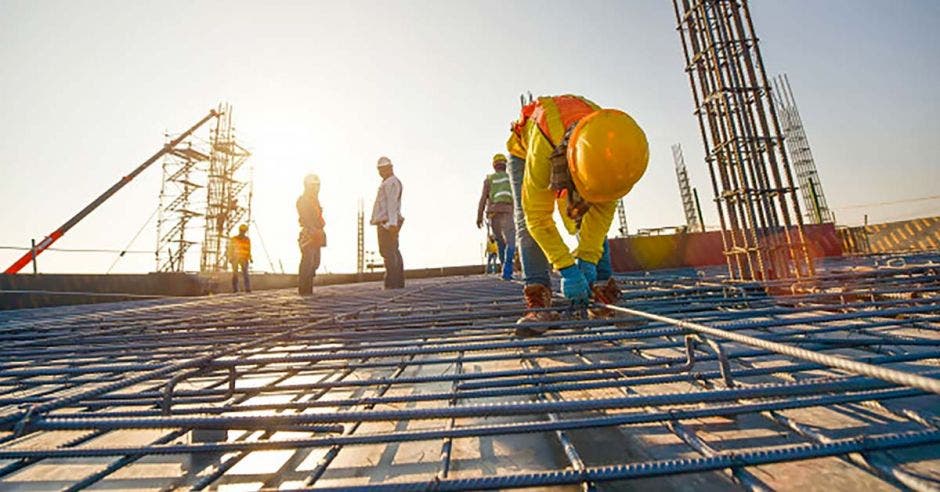 Operarios en una construcción vertical de oficinas