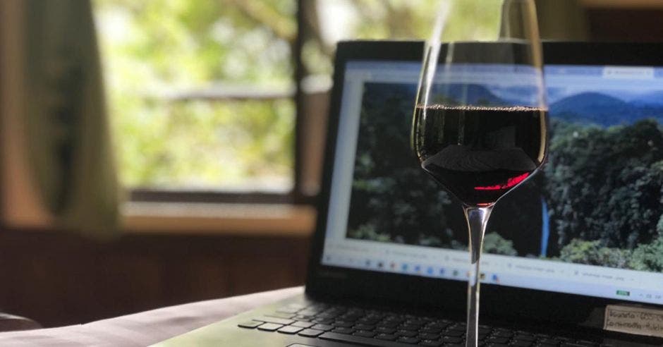 computadora y copa de vino